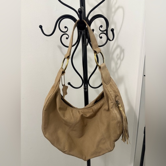 Chic Tan Hobo Bag with Gold Accents - Picture 3 of 8